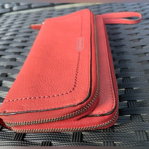 COACH WALLET,Coach Orange Leather Wristlet. - Picture 4 of 13